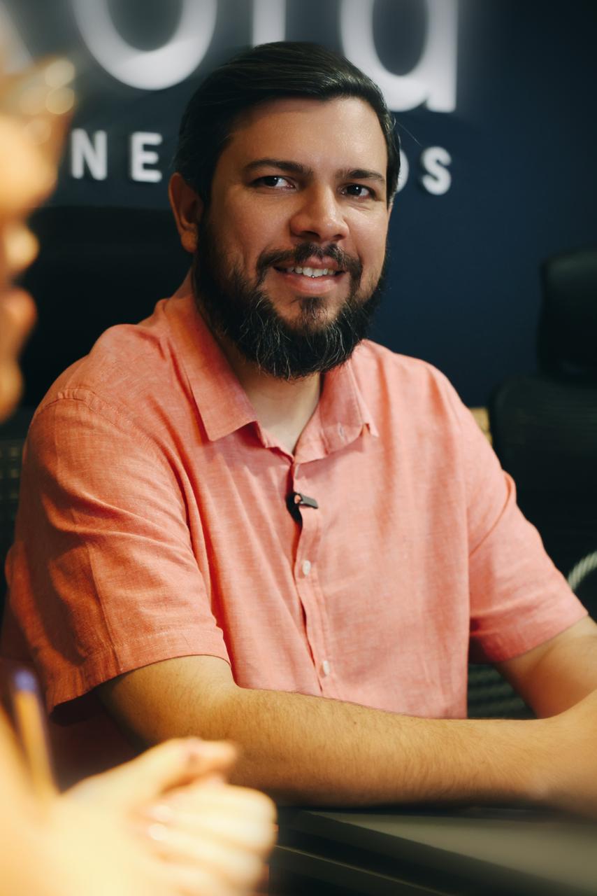 Joab Cavalcante, fundador da SEI, usando camisa salmão
